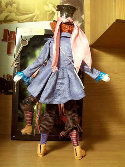 http://www.mwctoys.com/images/review_barbiehatter_7.jpg