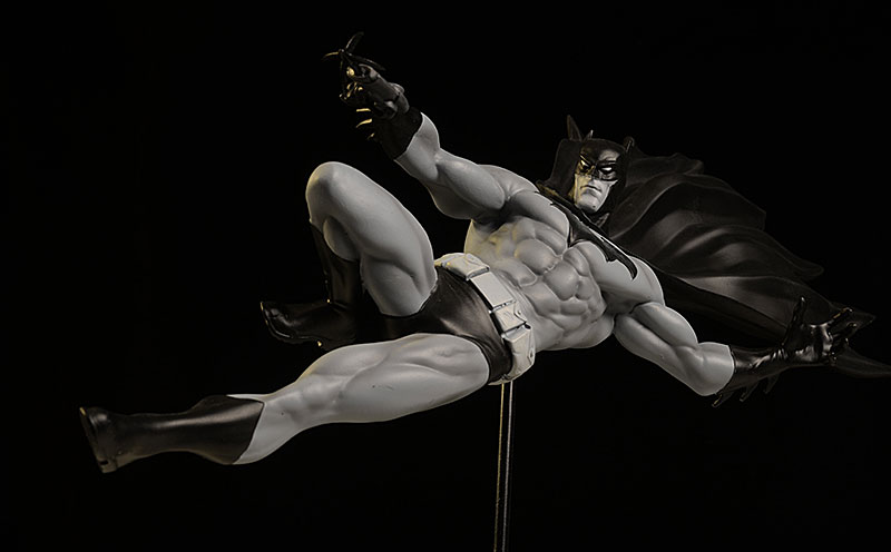 Batman Black and White Doug Mahnke statue