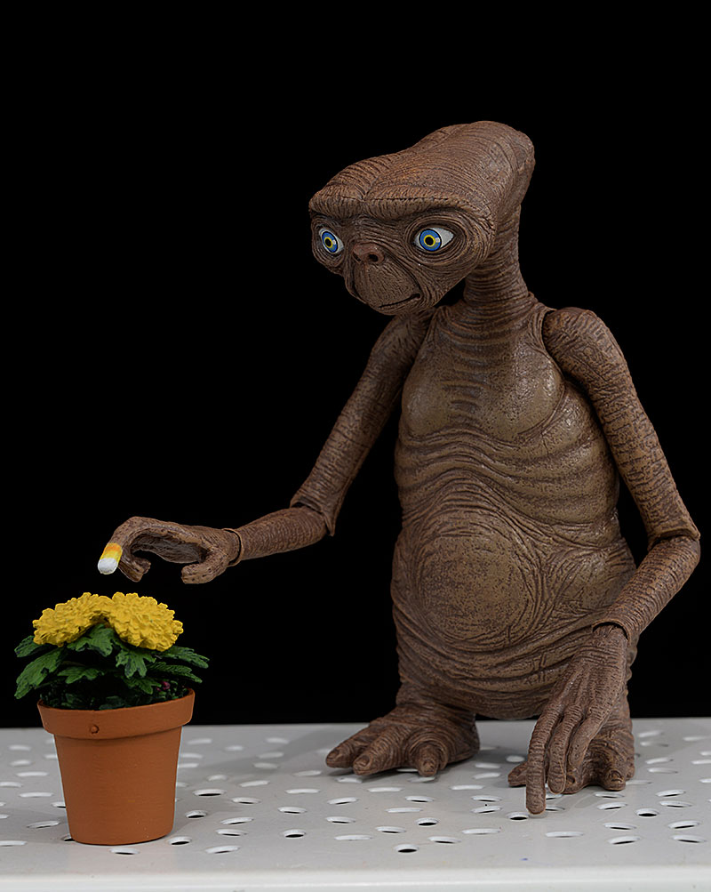 E.T. the Extraterrestrial Ultimate action figure by NECA