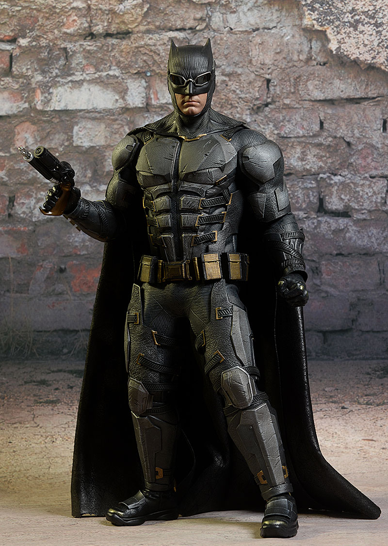 Review and photos of Tactical Suit Batman Justice League sixth